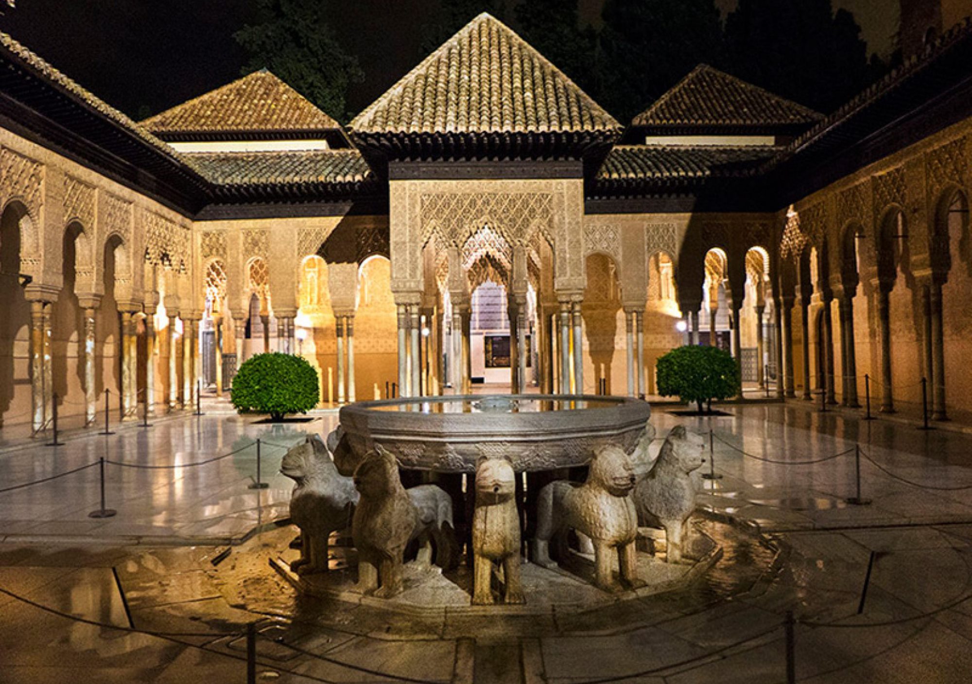 Visita guiada nocturna Alhambra noches de verano palacios nazaries